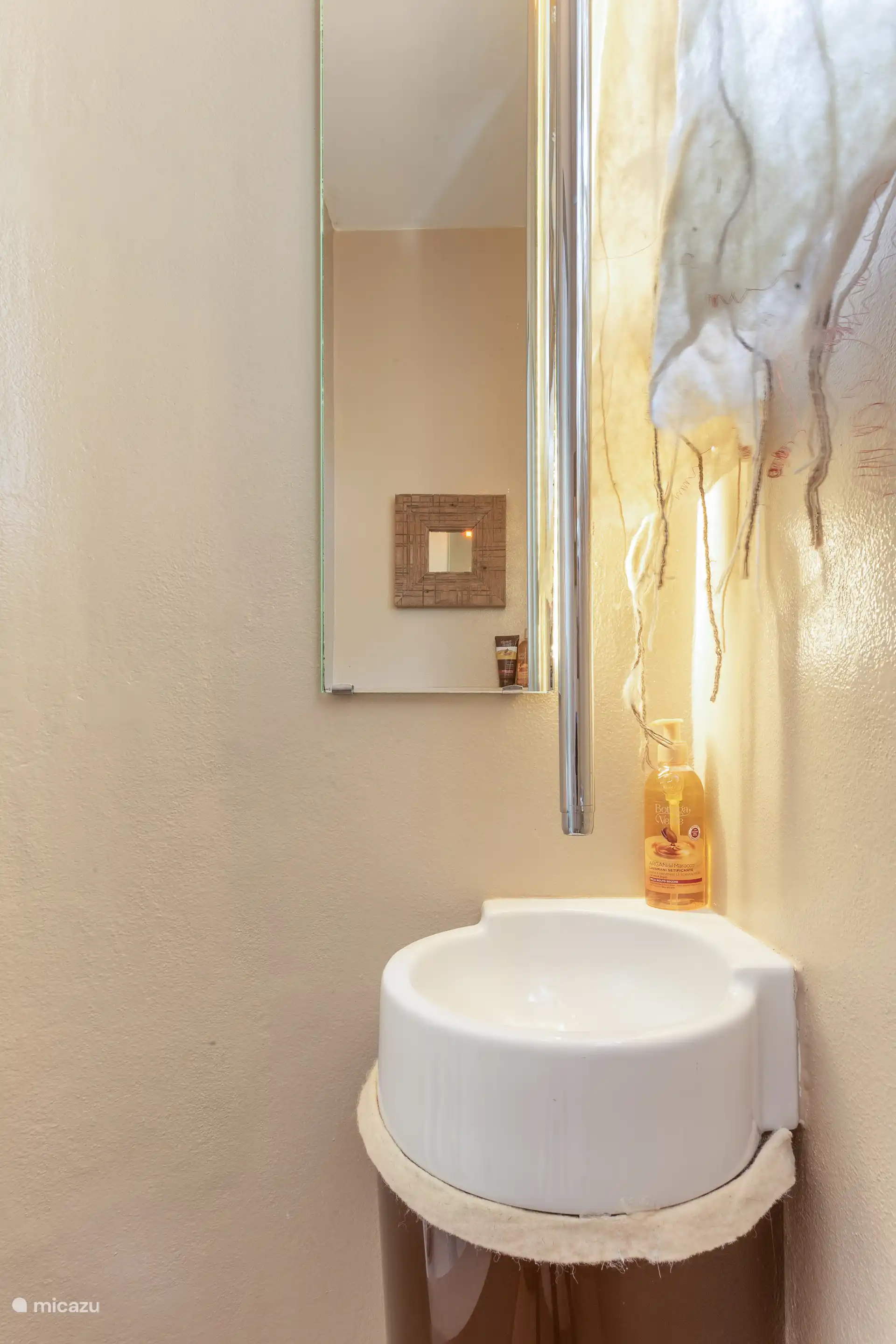 Acogedor baño estilo barco de 0,8 m² junto a la sala de dobble Giò. Incluye lavabo, inodoro y ducha, compactos pero completamente funcionales para su comodidad.