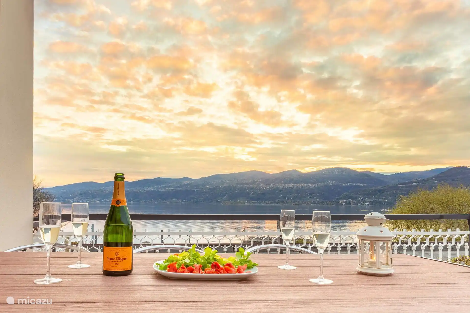 Amplia terraza con ducha exterior de agua fría y caliente, mesa para 6 personas y 4 tumbonas. Toldo grande para disfrutar de la sombra en los días calurosos. ?? Se accede desde el salón por 4 escalones. Perfecto para relajarse.