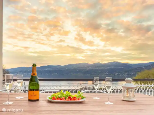 Appartement d’artiste avec vue sur le lac | Italie, Lad Majeur, Ispra - appartement Grande terrasse avec douche extérieure chaude et froide, table pour 6 personnes et 4 transats. Grand auvent pour profiter de l’ombre lors des journées chaudes. ?? On y accède depuis le salon par 4 marches. Parfait pour se détendre.