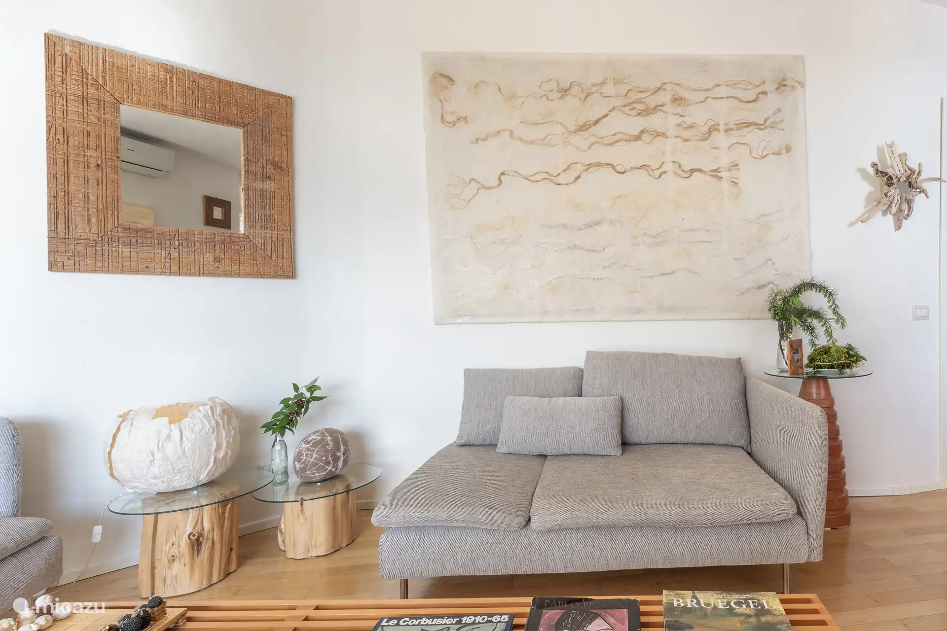 Detalle del salón con uno de los dos sofás.