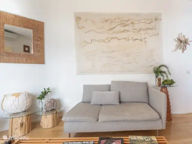 Appartement d’artiste avec vue sur le lac | Italie, Lad Majeur, Ispra - appartement Détail du salon avec l’un des deux canapés.