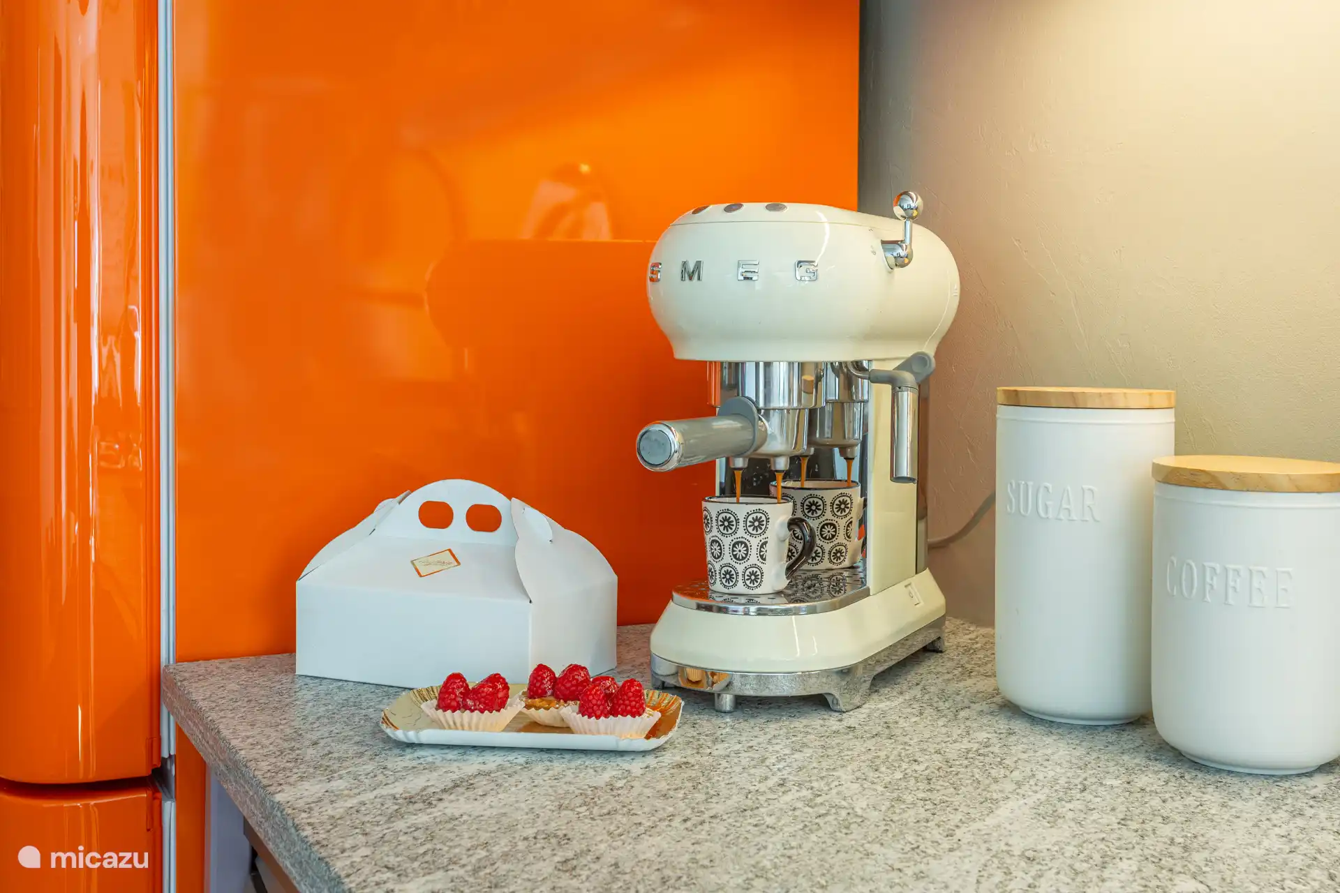 Gezellig koffiehoekje met een Smeg-koffiemachine en premium 100% Arabica-koffie, zorgvuldig aangeboden om gasten de beste start van hun dag te bieden.
