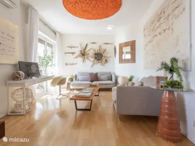 Appartement d’artiste avec vue sur le lac | Italie, Lad Majeur, Ispra - appartement Salon lumineux avec deux canapés, bureau, Smart TV, climatisation et accès au balcon et à la terrasse par quatre marches.
