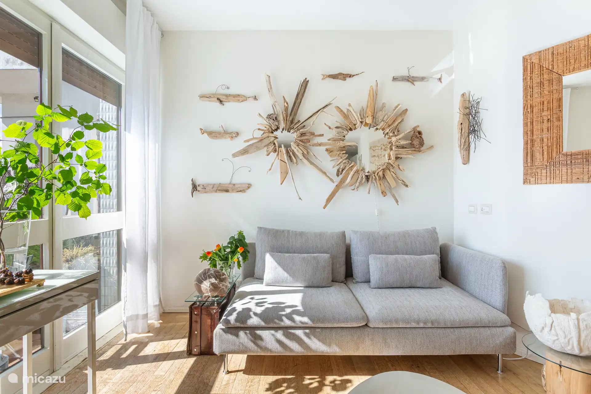Lichte woonkamer met bureauhoek, toegang tot een klein balkon en terras, en twee zeer comfortabele banken om stijlvol te ontspannen.