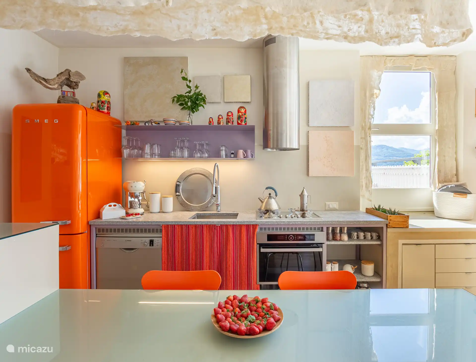 Gloednieuwe keuken uit 2026 met ergonomisch ontwerp en directe toegang tot het terras, waarbij comfort, functionaliteit en naadloos binnen-buiten wonen worden gecombineerd.