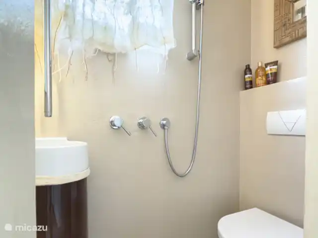 Appartement d’artiste avec vue sur le lac | Italie, Lad Majeur, Ispra - appartement Salle de bain confortable de style bateau de 0,8 m² à côté de la chambre Giò. Comprend un lavabo, des toilettes et une douche, compacts mais entièrement fonctionnels pour votre confort.