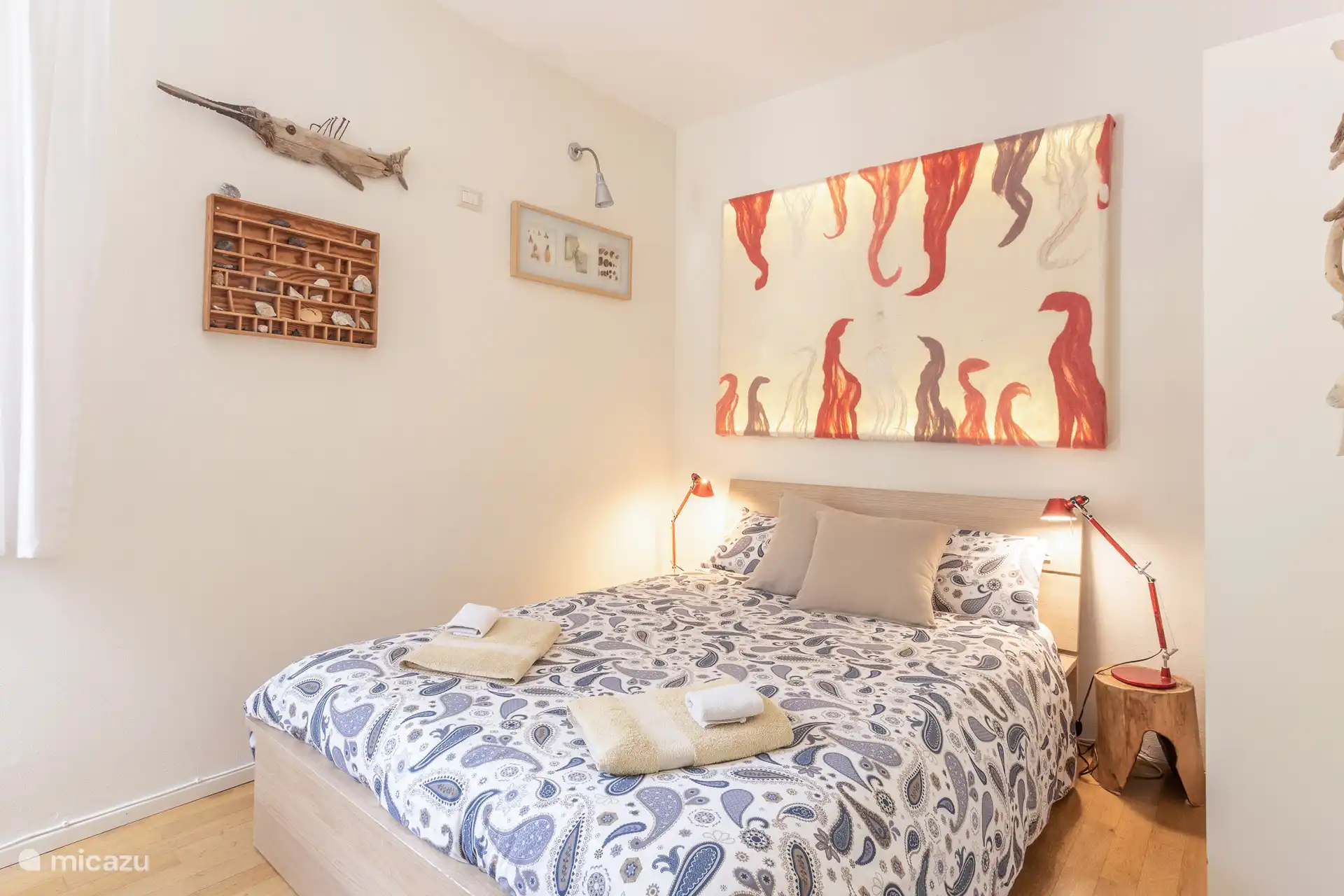 Dormitorio principal Fiamme, equipado con un gran ventilador.