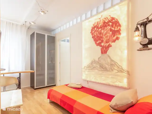 Appartement d’artiste avec vue sur le lac | Italie, Lad Majeur, Ispra - appartement Chambre Vesuvio : une chambre unique communicante dotée d’un espace bureau dédié et d’un ventilateur pour une ventilation optimale.