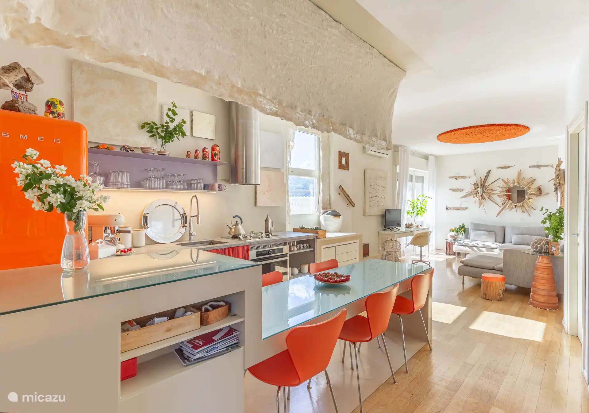 Gloednieuwe keuken uit 2026 met ergonomisch ontwerp en directe toegang tot het terras, waarbij comfort, functionaliteit en naadloos binnen-buiten wonen worden gecombineerd.