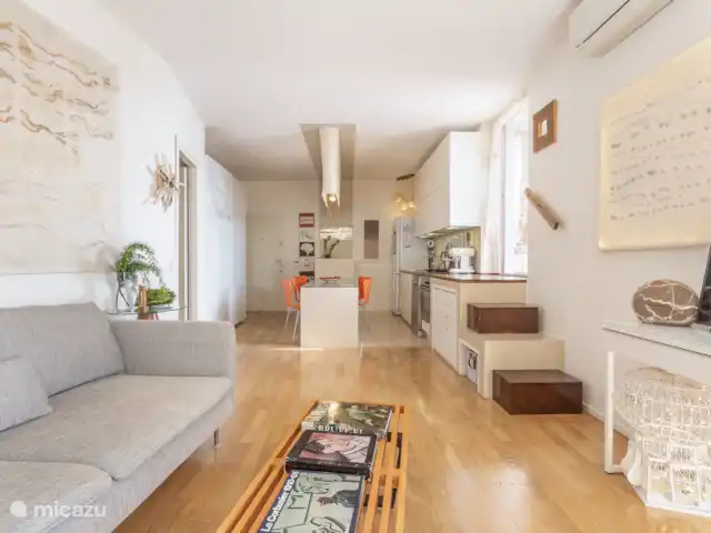 Appartement d’artiste avec vue sur le lac | Italie, Lad Majeur, Ispra - appartement Spacieux salon et cuisine décloisonnés avec climatisation, Smart TV et accès au balcon et à la terrasse par quatre marches.