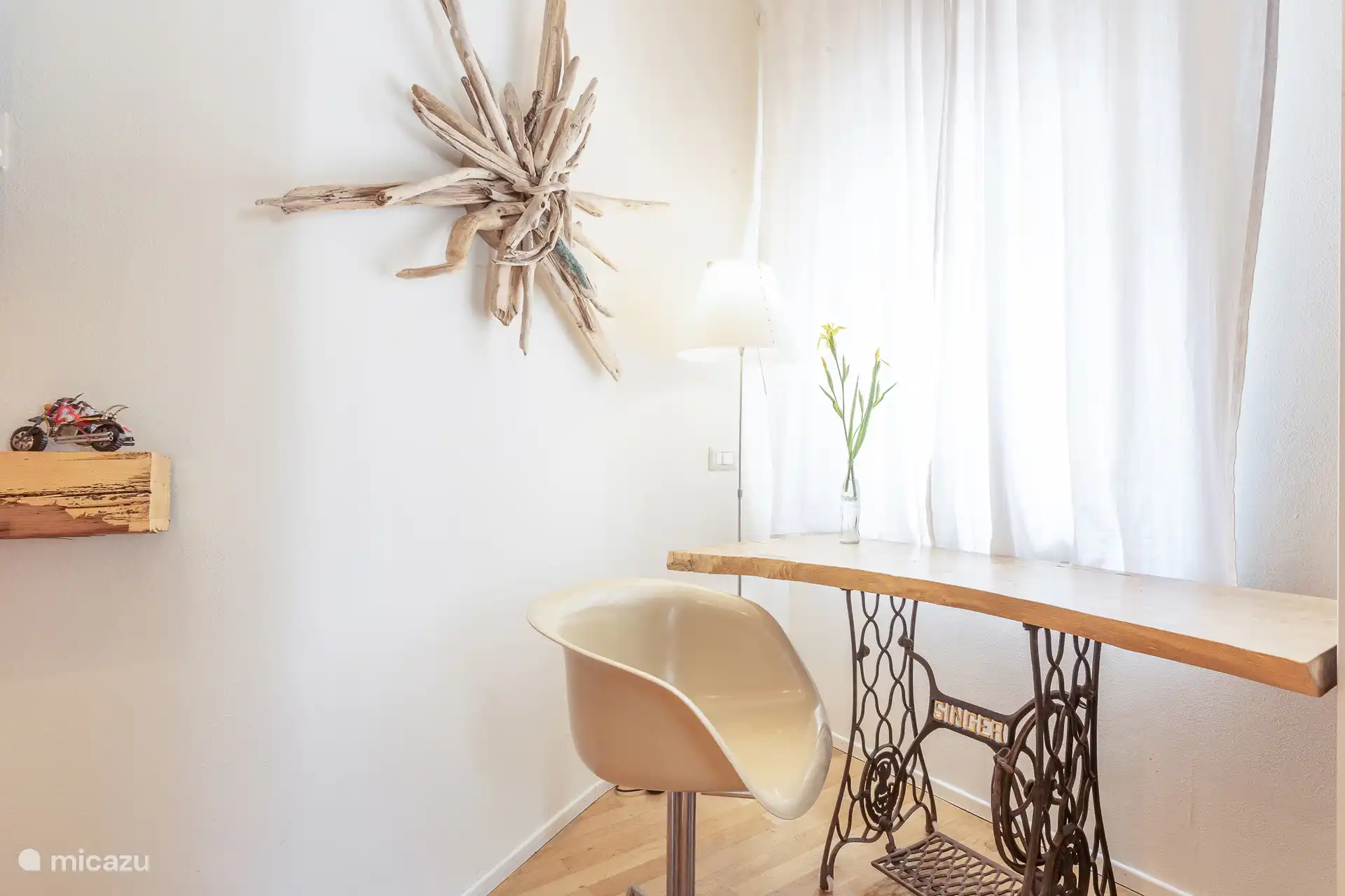 Habitación Vesuvio: una única habitación comunicada con un área de escritorio dedicada y un ventilador para una ventilación óptima.