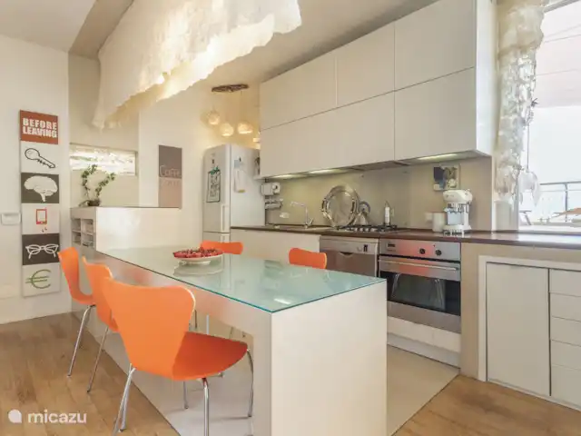 Appartement d’artiste avec vue sur le lac | Italie, Lad Majeur, Ispra - appartement Cuisine lumineuse et bien équipée avec machine à expresso Smeg, climatisation et accès à la terrasse par quatre marches.