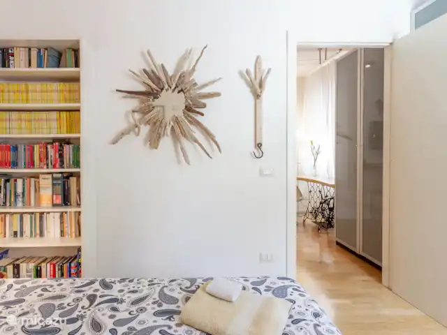 Appartement d’artiste avec vue sur le lac | Italie, Lad Majeur, Ispra - appartement Détail de la chambre parentale Fiamme, équipée d’un grand ventilateur.