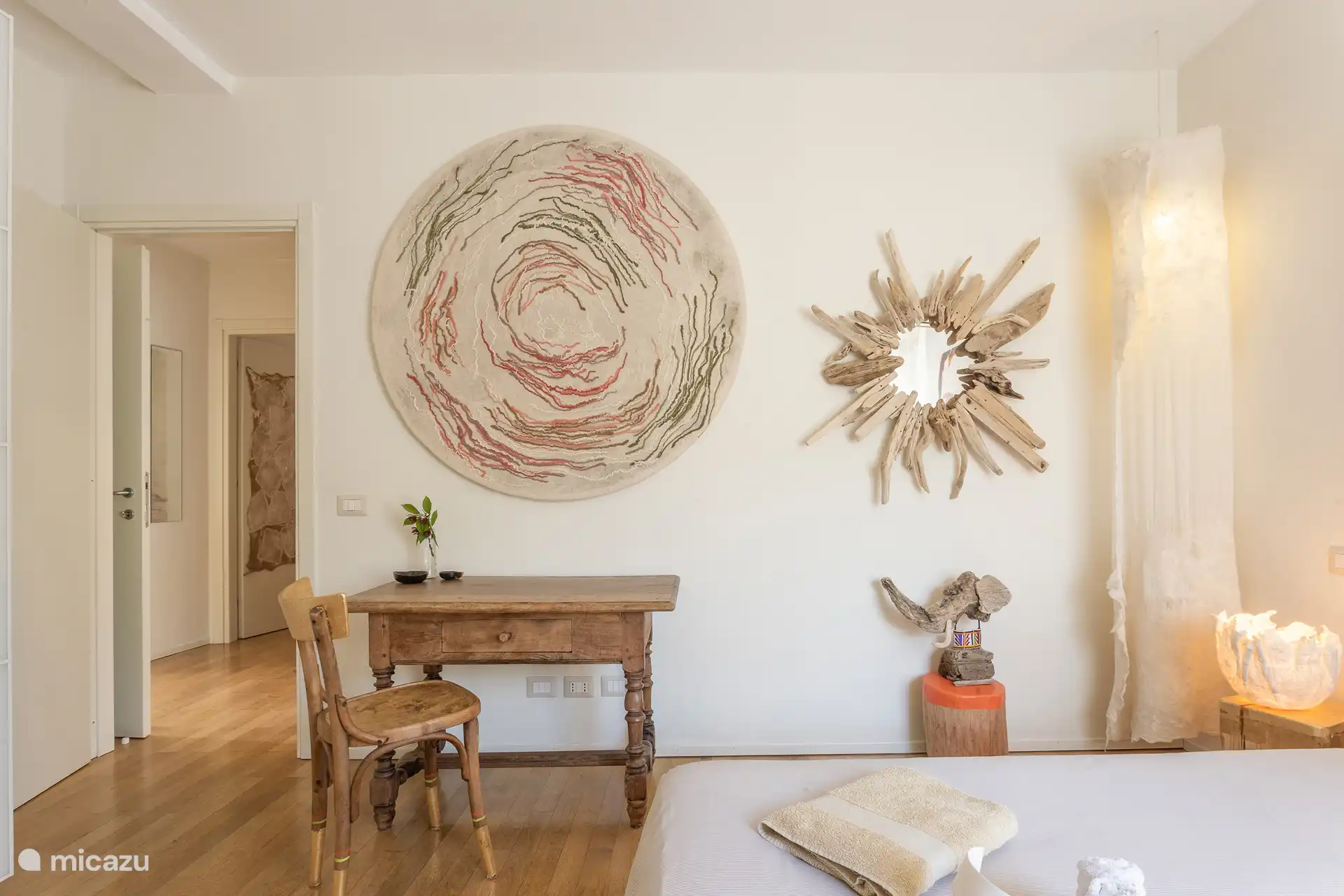 Detalle de la zona de trabajo en el dormitorio principal de Giò.  Equipado con un gran ventilador.