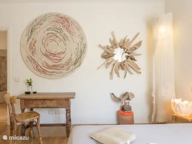 Appartement d’artiste avec vue sur le lac | Italie, Lad Majeur, Ispra - appartement Détail de l’espace de travail dans la chambre principale Giò.  Equipé d’un grand ventilateur.