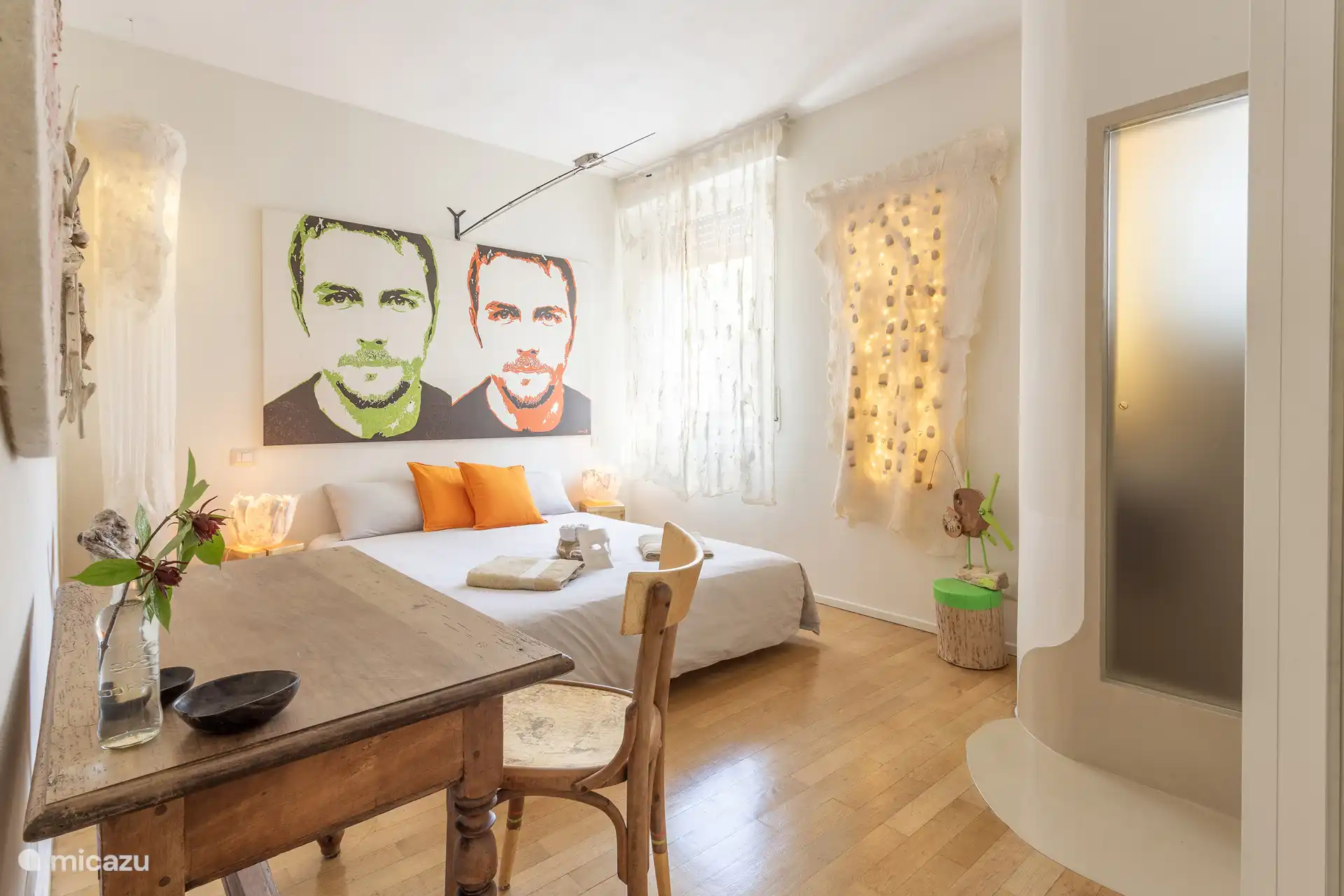 Dormitorio principal Giò con baño privado.  Equipado con un gran ventilador.