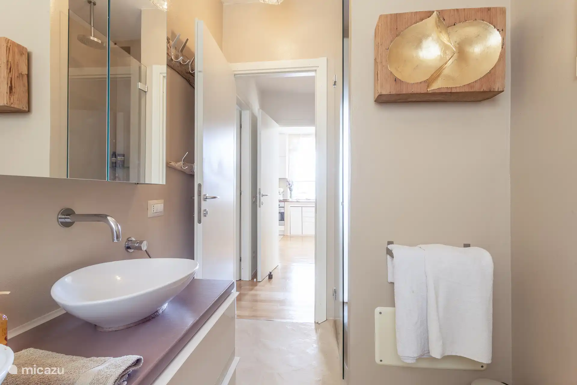 Amplio baño con bañera doble, dos lavabos, bidé, inodoro y una ducha grande. Disfrute de impresionantes puestas de sol que fluyen a través del marco de vidrio todas las noches.