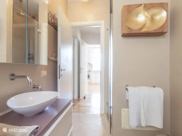 Appartement d’artiste avec vue sur le lac | Italie, Lad Majeur, Ispra - appartement Salle de bain spacieuse avec baignoire double, deux lavabos, bidet, toilettes et une grande douche. Profitez de superbes couchers de soleil qui traversent le cadre en verre tous les soirs.