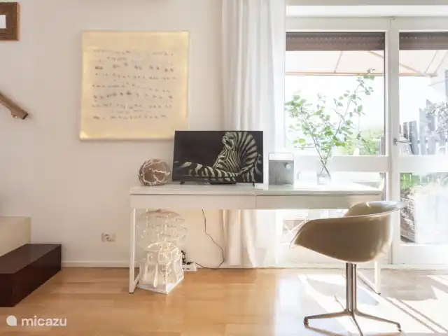 Appartement d’artiste avec vue sur le lac | Italie, Lad Majeur, Ispra - appartement Coin travail avec Smart TV dans le salon climatisé, situé près de la sortie du balcon.