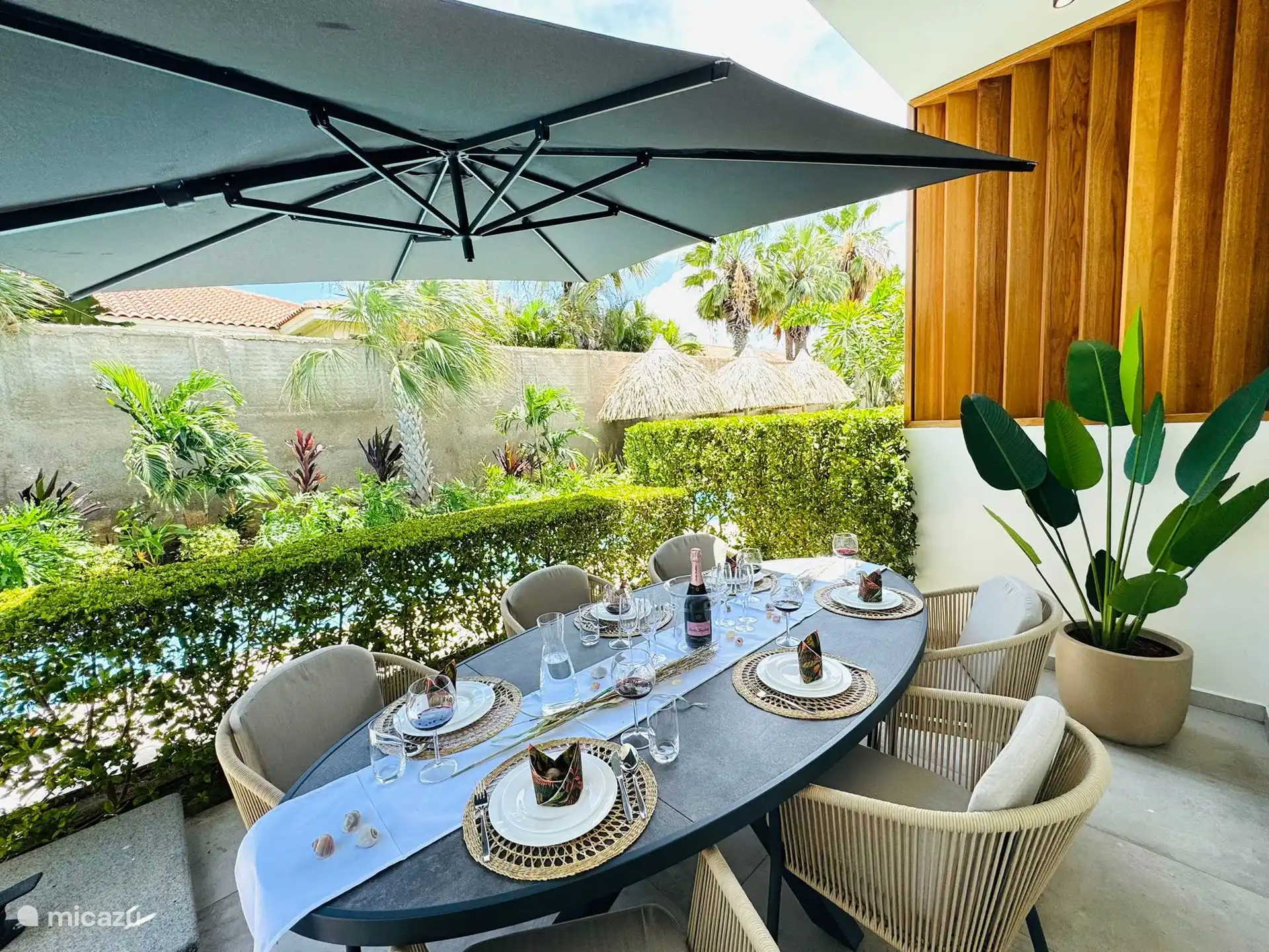 Covered terrace at the back with dining table