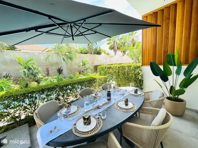 Location de Vacances Curaçao, Banda Ariba (est), Bapor Kibra, appartement - Oasis Lumora Terrasse couverte à l’arrière avec table à manger