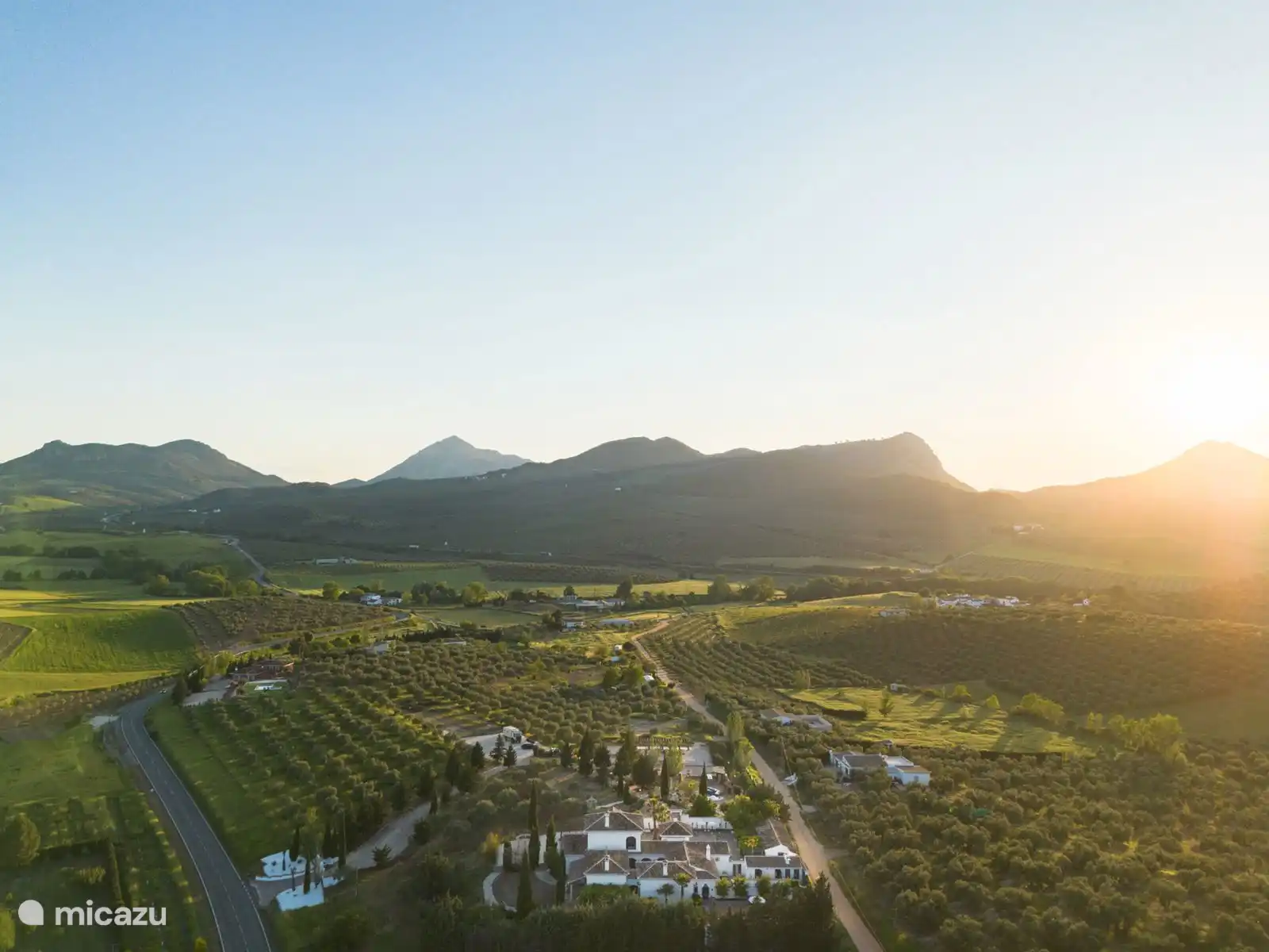 Drohnenaufnahme des Sonnenuntergangs der Finca.