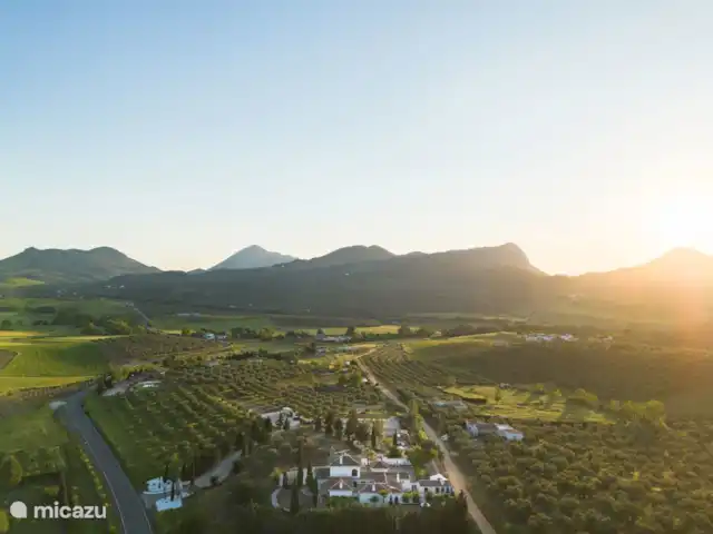 Lujosa y espaciosa finca, a 30 min de Málaga en España, Andalucía, Antequera - finca Foto de la puesta de sol con dron de la finca.