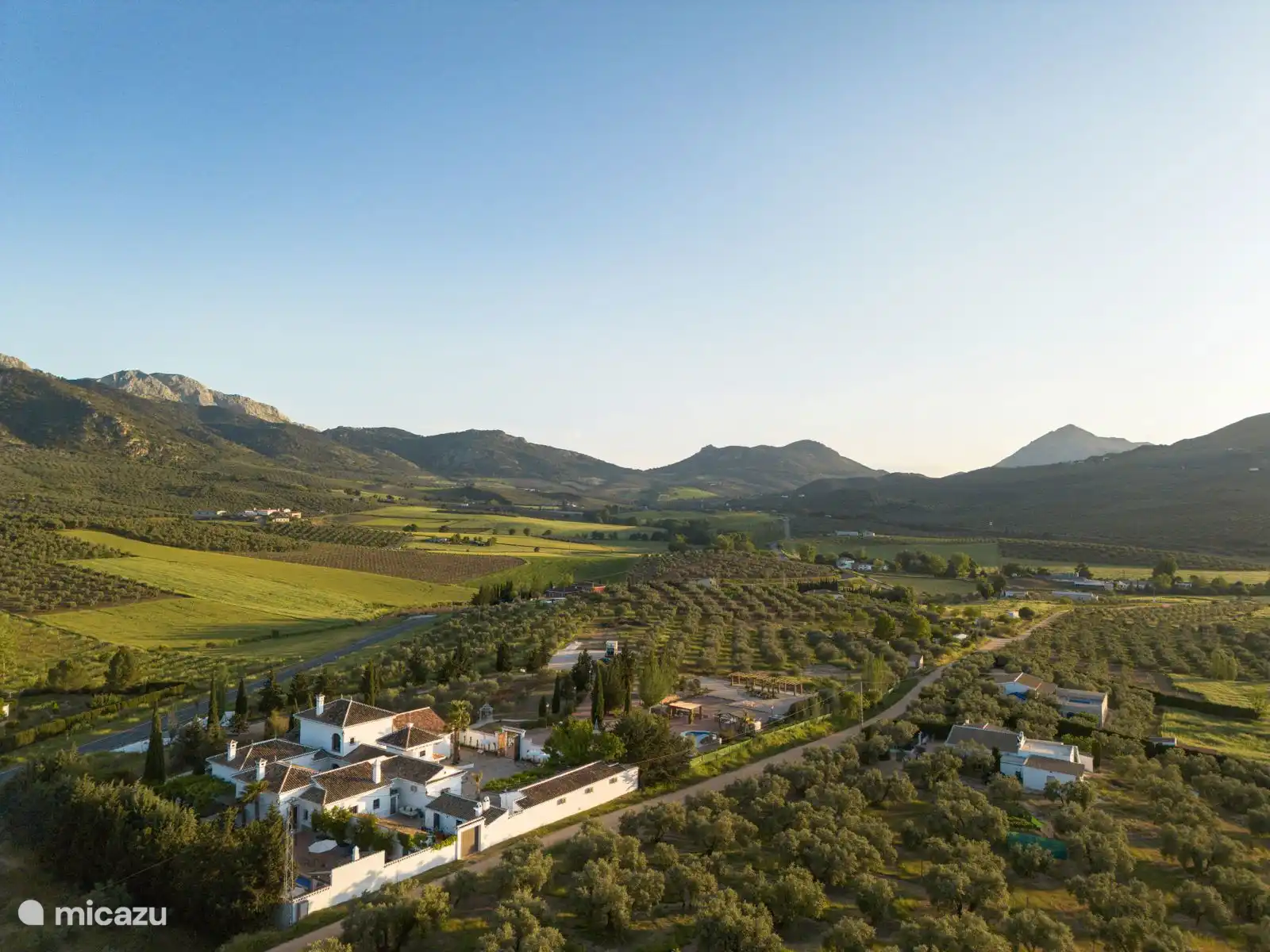 Drohnen-Seitenansicht der Finca.