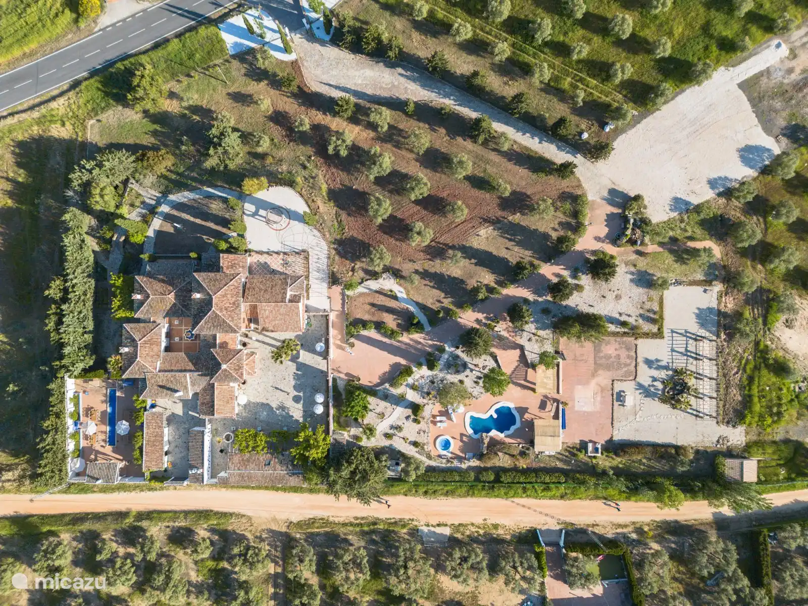 Von oben Überblick über die Finca, den Swimmingpool und die Terrassen. 