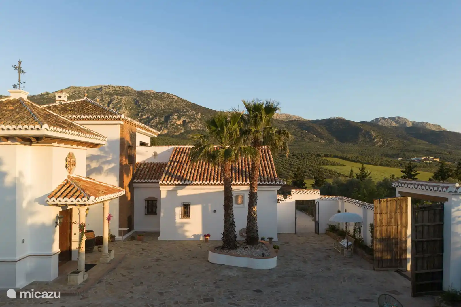 Der Innenhof mit Blick auf die Berge.