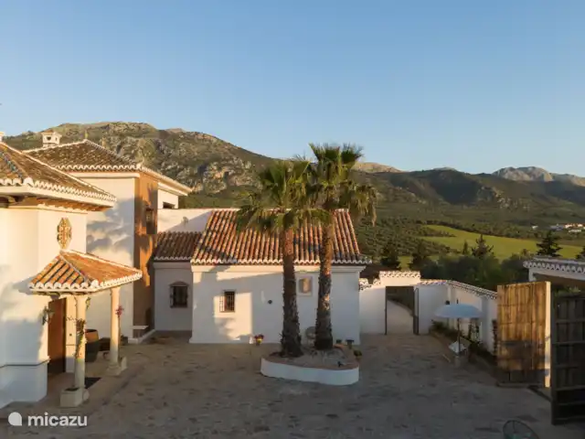 Lujosa y espaciosa finca, a 30 min de Málaga en España, Andalucía, Antequera - finca El patio con vistas a las montañas.