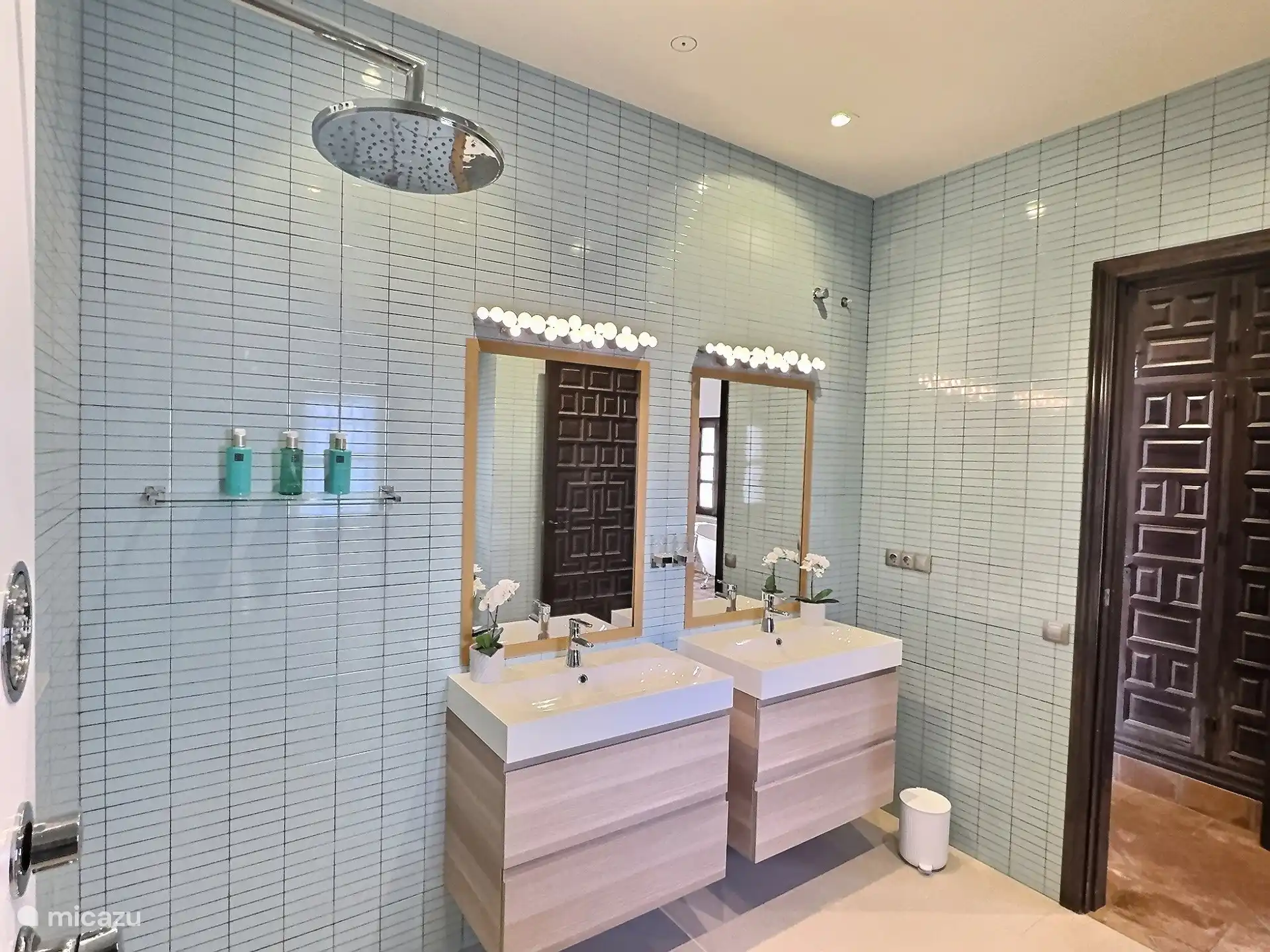 Badezimmer der Suite mit Queensize-Bett.