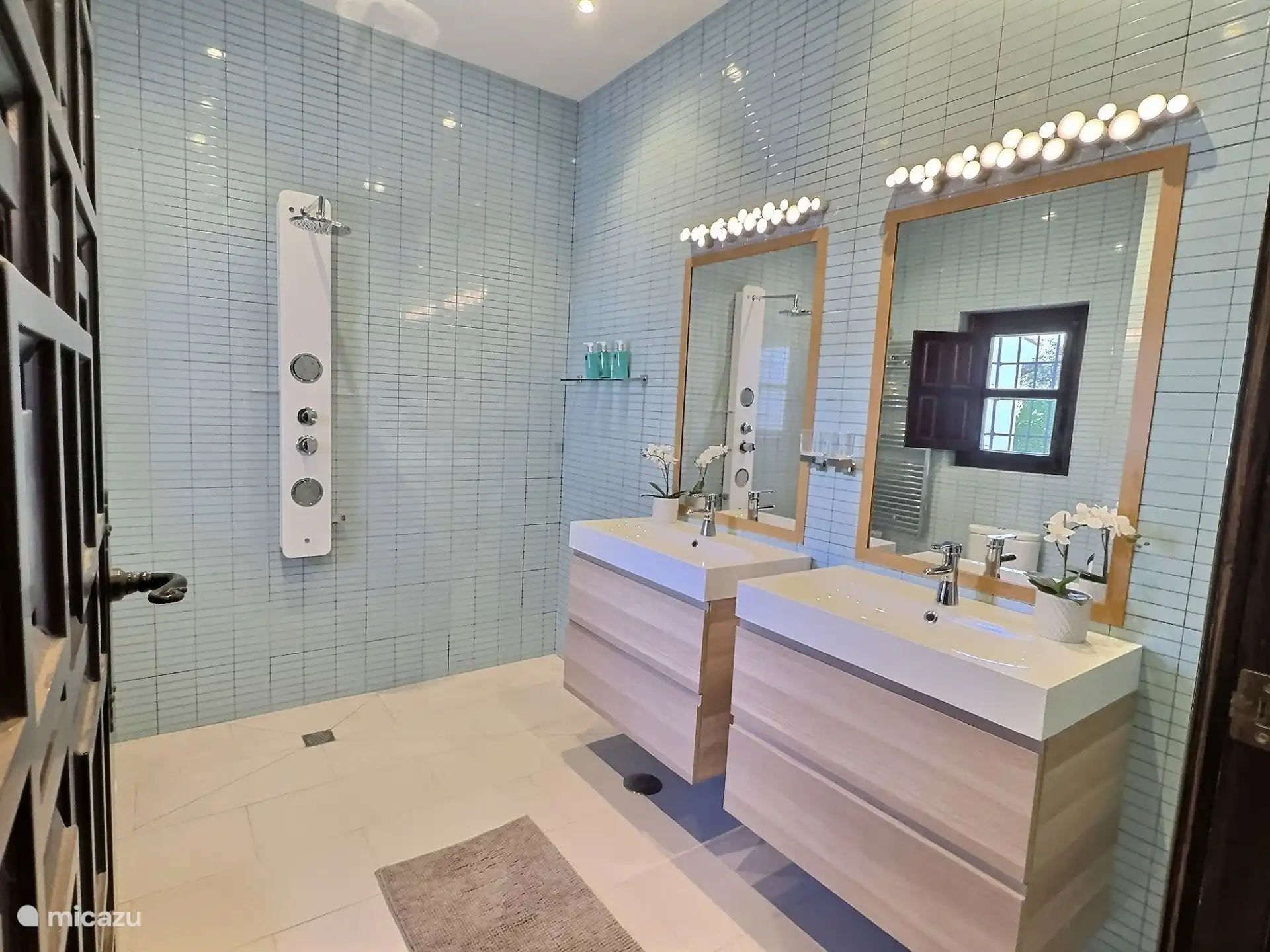 Badezimmer Suite mit Queensize-Bett.