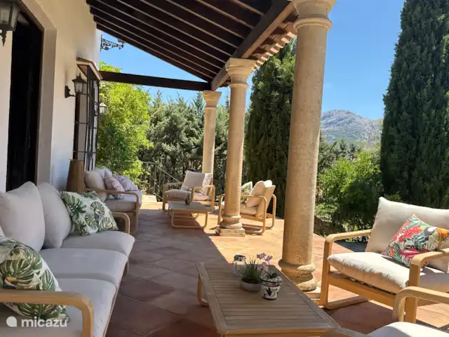 Lujosa y espaciosa finca, a 30 min de Málaga en España, Andalucía, Antequera - finca La terraza cerca del salón.