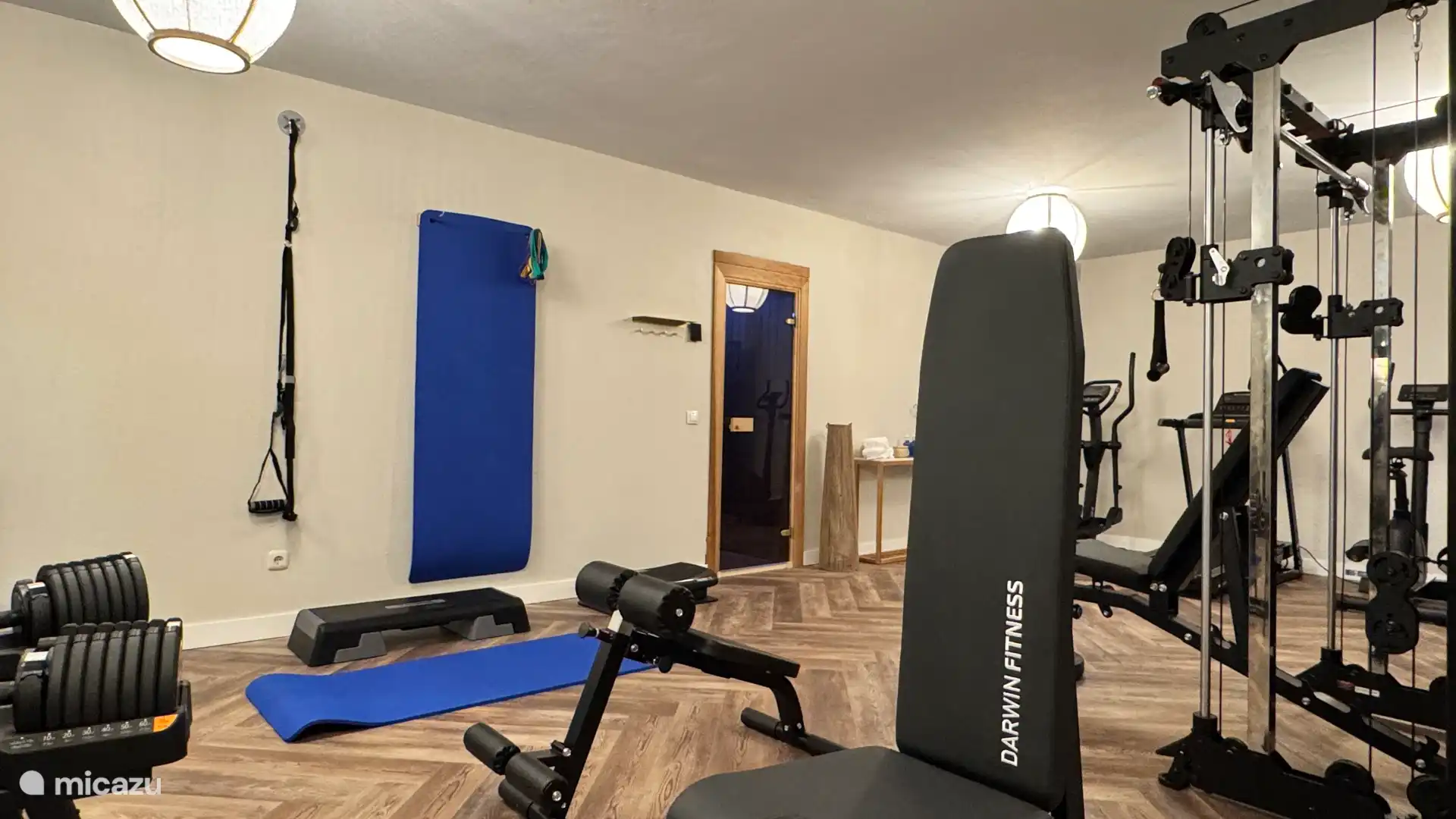 Unser Fitnessraum und die angrenzende Sauna.