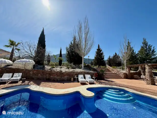 Lujosa y espaciosa finca, a 30 min de Málaga en España, Andalucía, Antequera - finca La piscina con tumbonas. También encontrará nuestro bar de la piscina aquí.