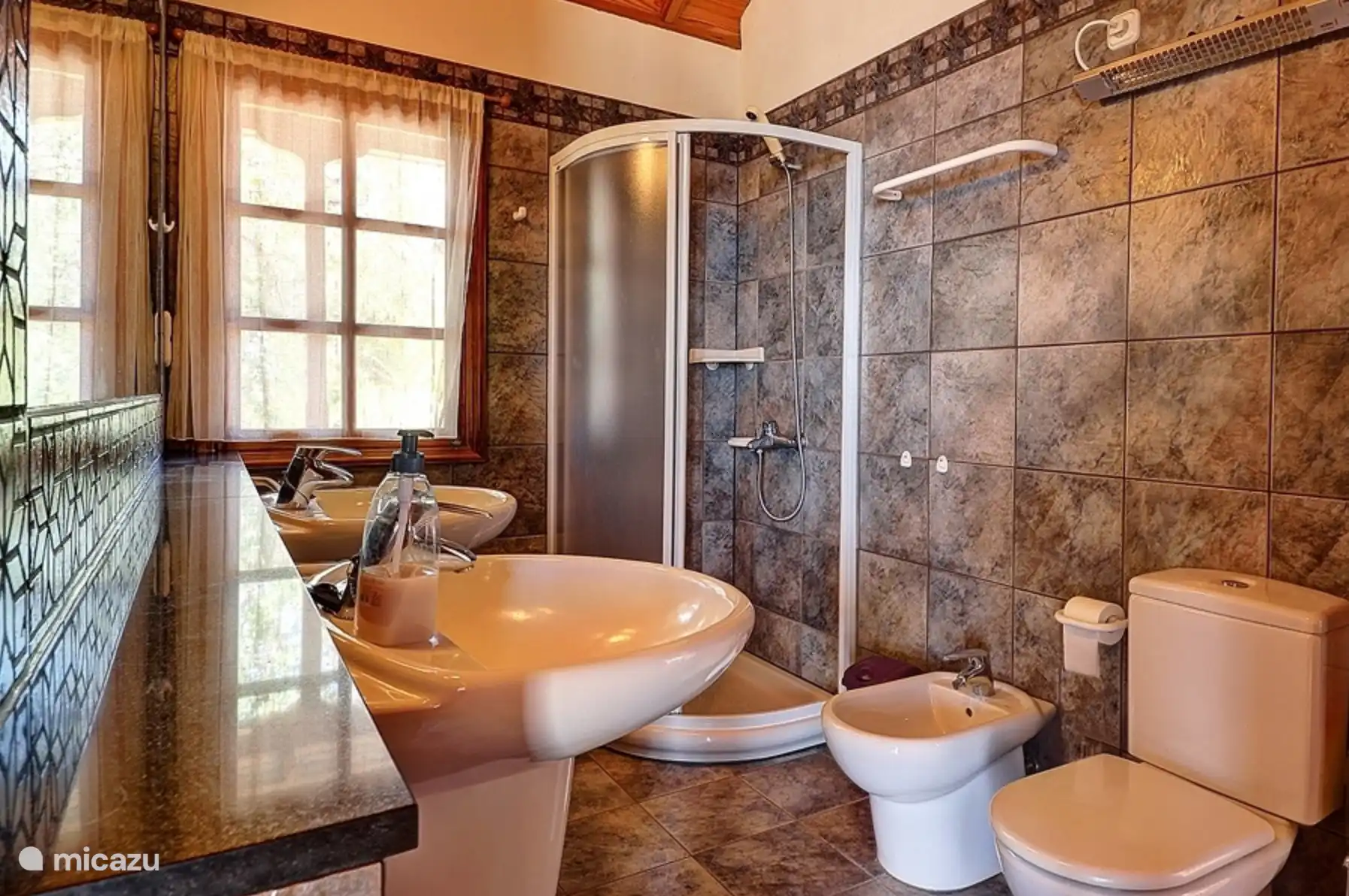 Badezimmer 2, ebenfalls mit 2 Waschbecken für viel Komfort ausgestattet.