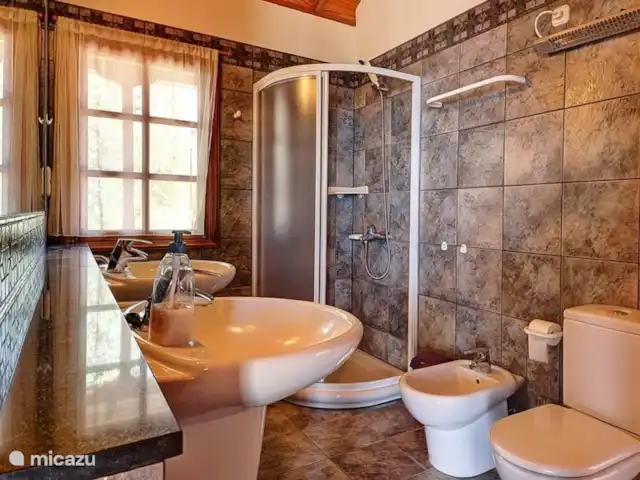 Finca Tijarafe | Espagne, La Palma, Tijarafe - villa Salle de bain 2, également équipée de 2 lavabos pour beaucoup de confort.