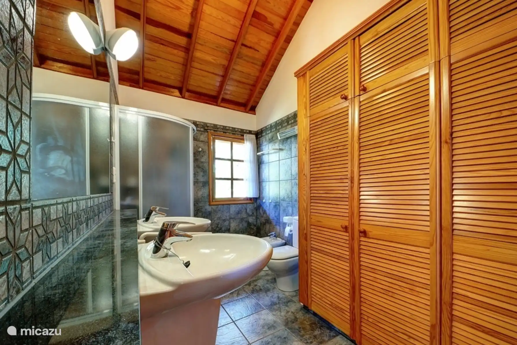 Ein Doppelwaschbecken für viel Komfort.