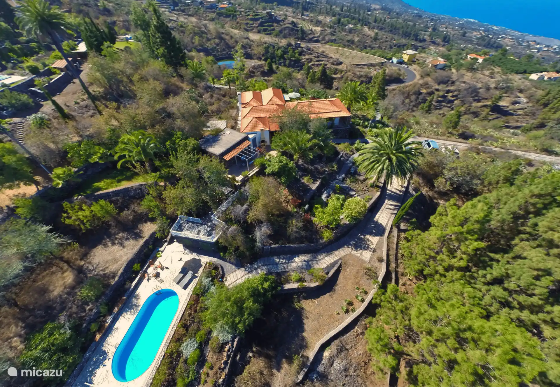 Das Hotel liegt in einer schönen grünen Gegend.