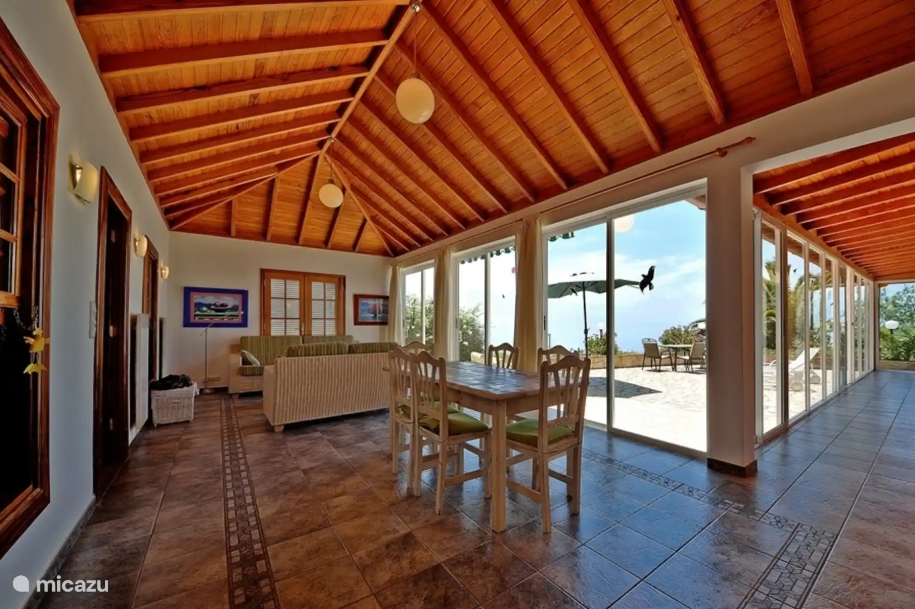 Vom Essbereich aus blicken Sie auf den schönen Garten.