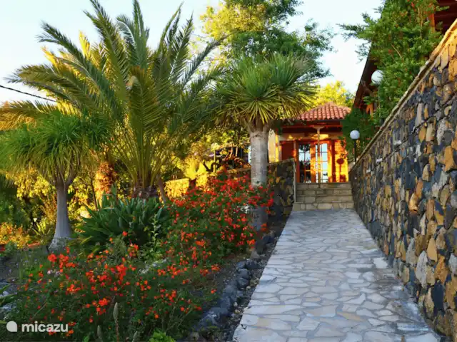 Finca Tijarafe | Espagne, La Palma, Tijarafe - villa Dans l’immense jardin de 4 000 m2, vous admirez les fleurs tropicales et les palmiers et vous pouvez cueillir des fruits dans les amandiers, les manguiers et les oliviers.