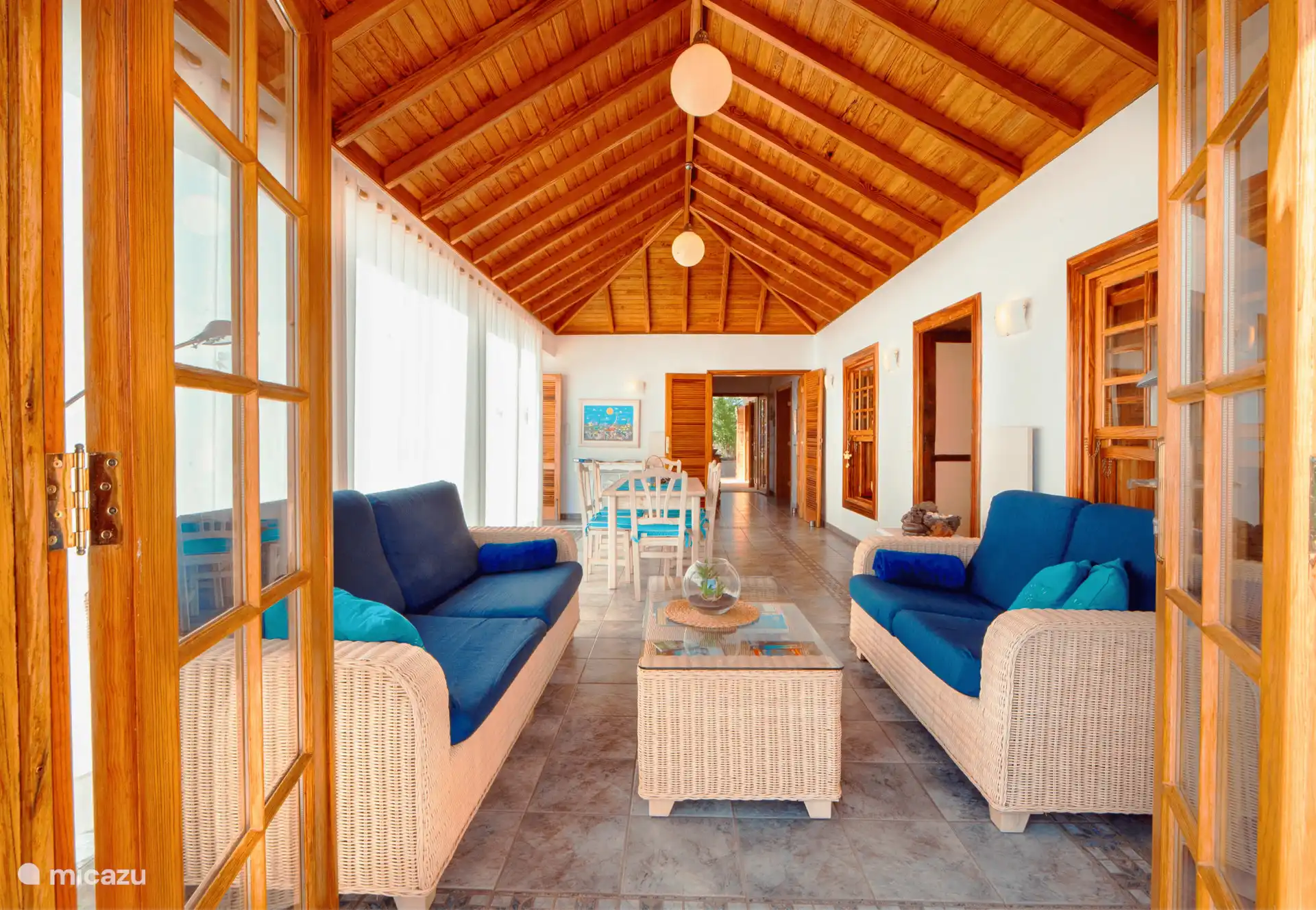 Vom Wohnzimmer aus können Sie auf die Außenterrasse treten.