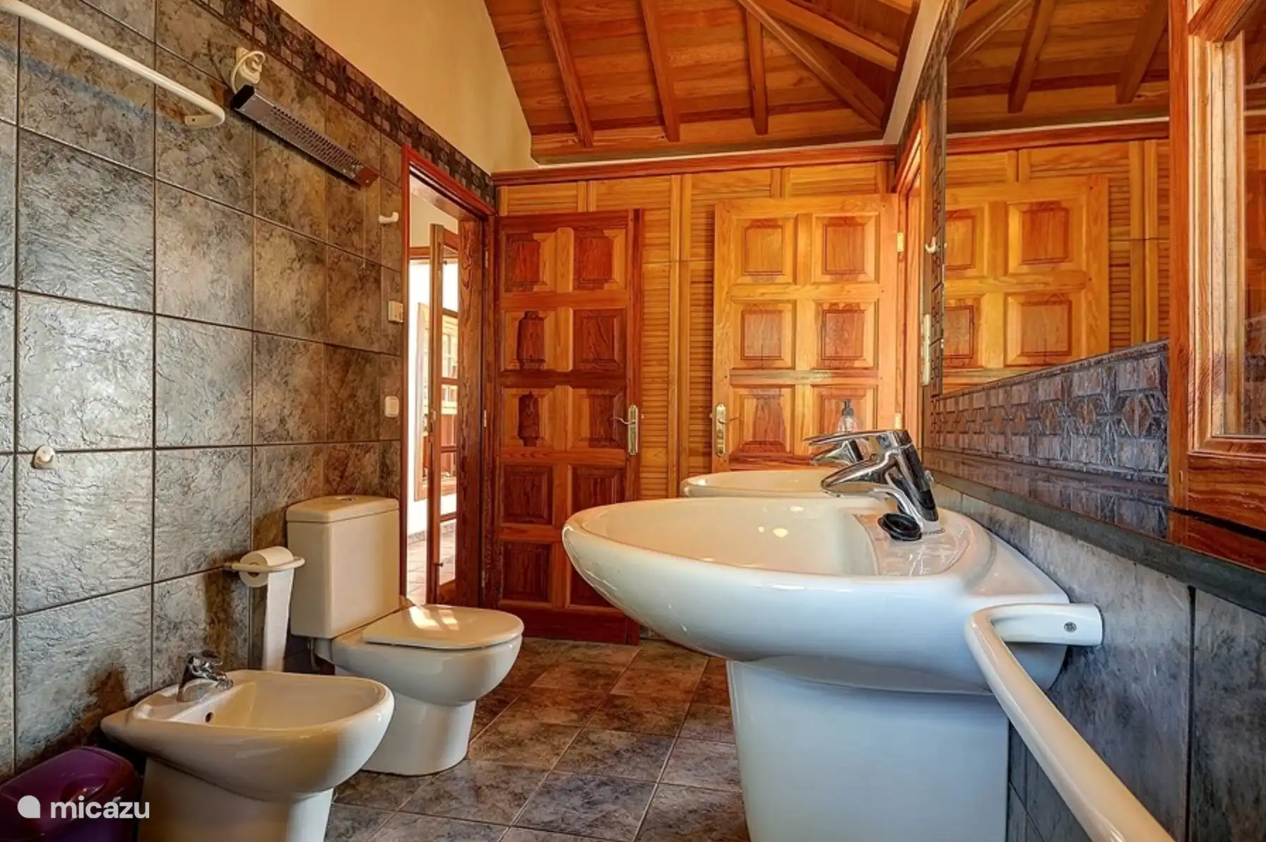 Badezimmer 2, von zwei Zimmern aus zugänglich.