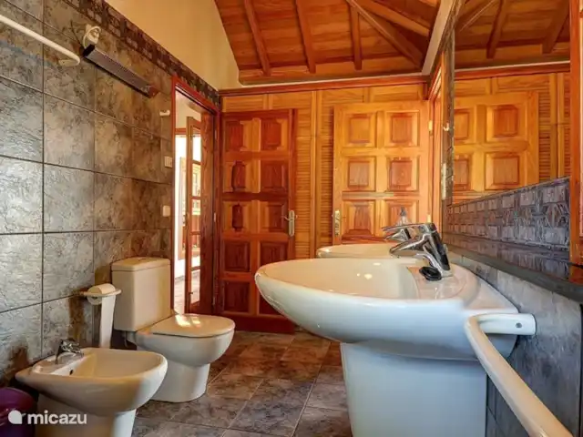 Finca Tijarafe | Espagne, La Palma, Tijarafe - villa Salle de bain 2, accessible à partir de deux chambres.