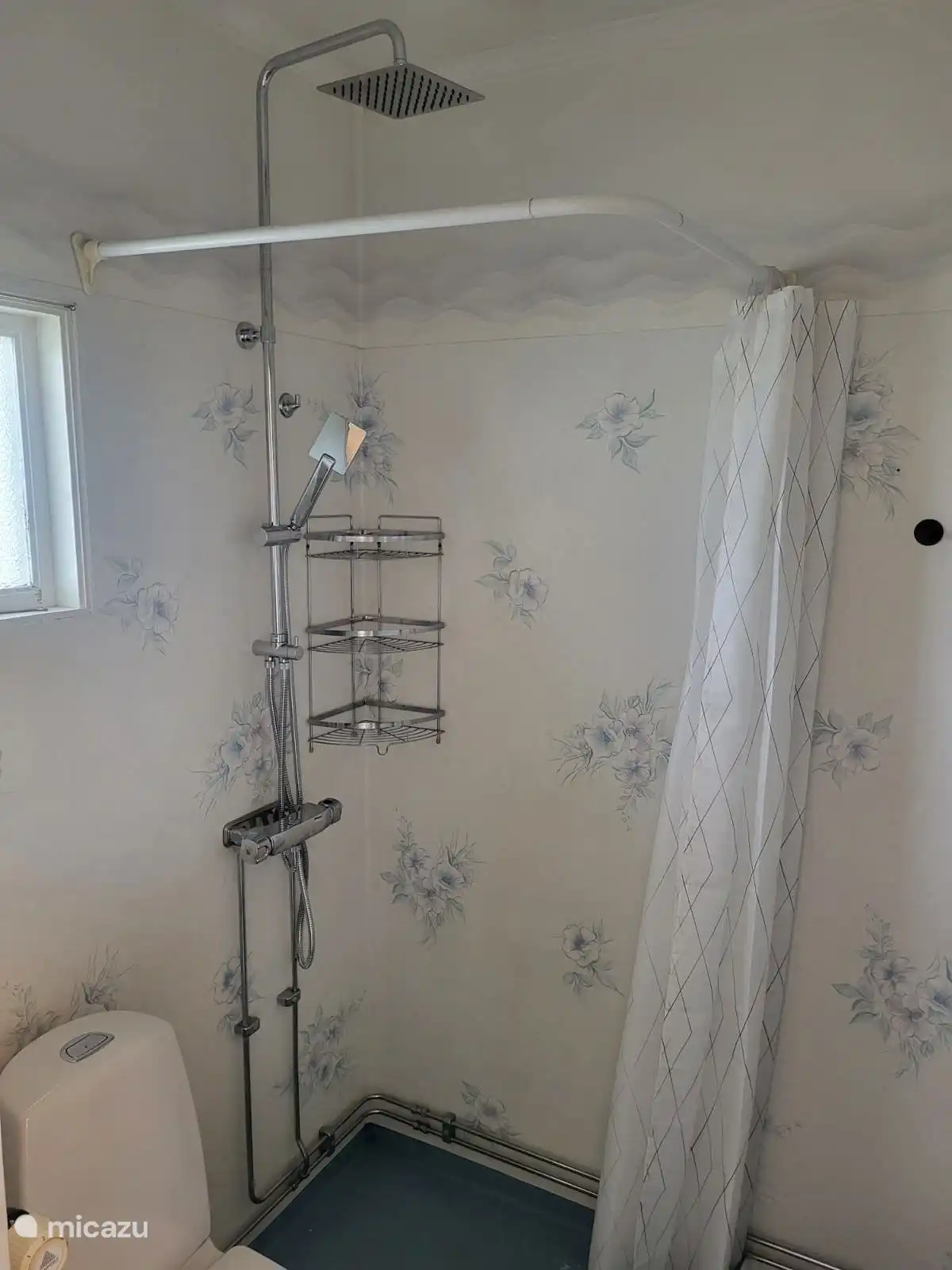 Bad Erdgeschoss mit Regendusche