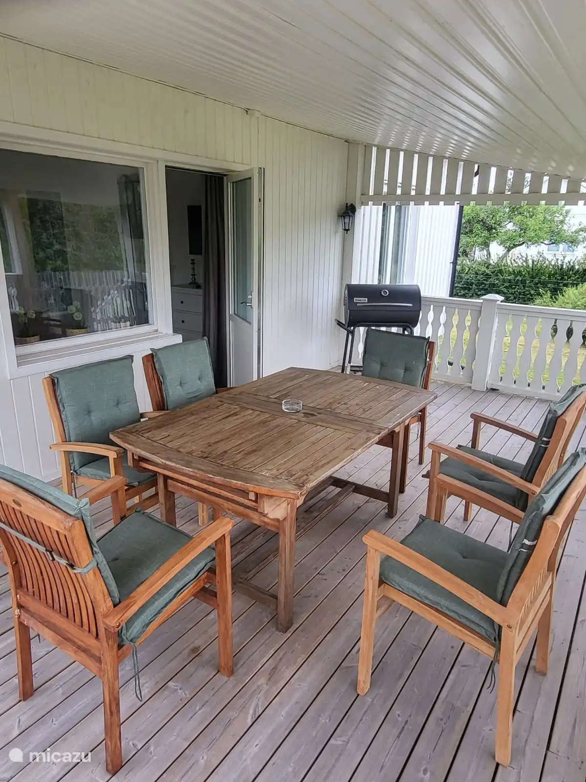 große Terrasse mit Platz für 6 Personen, Grill und Zugang in den eingezäunten Garten 