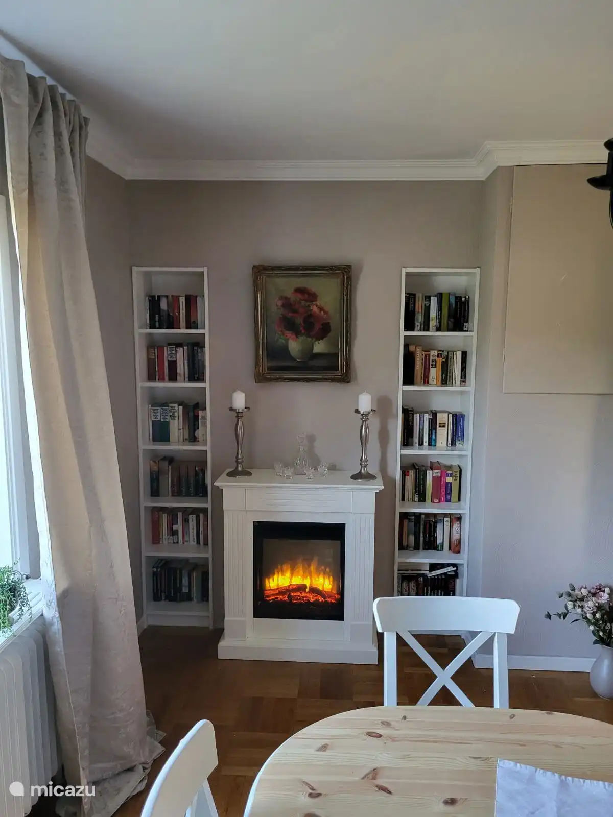 Esszimmer Erdgeschoss mit Elektrokamin, Büchern 