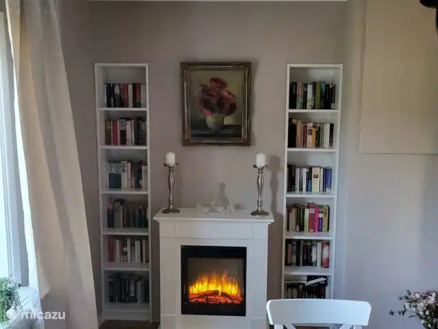 Vakantiehuis Sunny huren in Zweden, Värmland, Rada - villa Eetkamer begane grond met elektrische open haard, boeken