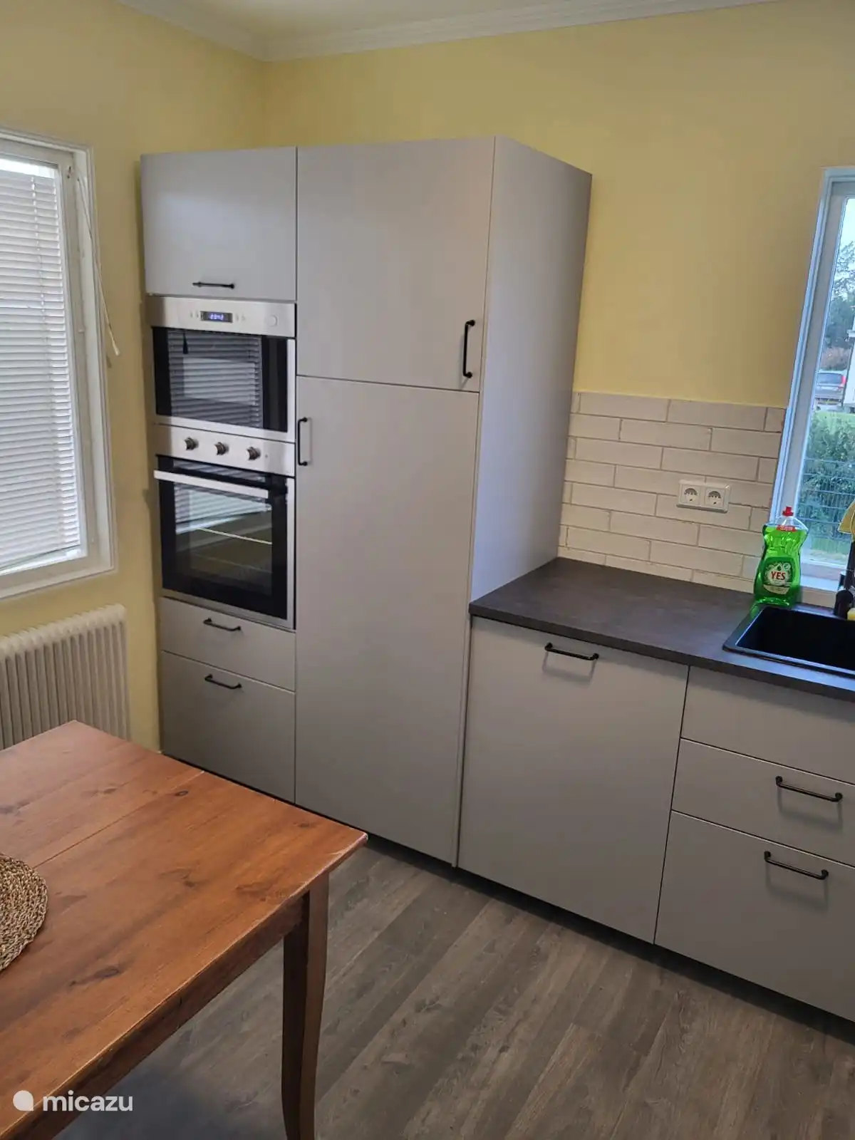 Küche Erdgeschoss mit großem Kühlschrank, Mikrowelle